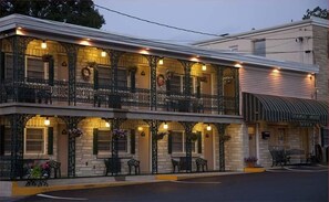 A two-story building with a balcony, outdoor seating, and a sign for the Chicago Motel Office. - Simmons Motel (Hershey)