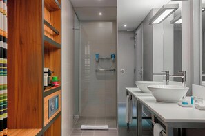 Douche, articles de toilette écologiques, sèche-cheveux