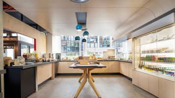 Daily continental breakfast (EUR 14.5 per person)