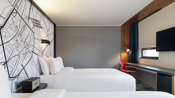 أغطية فراش متميزة وخزنة داخل الغرفة ومكتب وستائر تعتيم