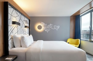 Standard Room, 1 King Bed | Premium bedding, in-room safe, desk, blackout drapes