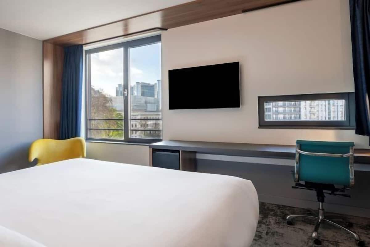 Ropa de cama de alta calidad y caja de seguridad en la habitación