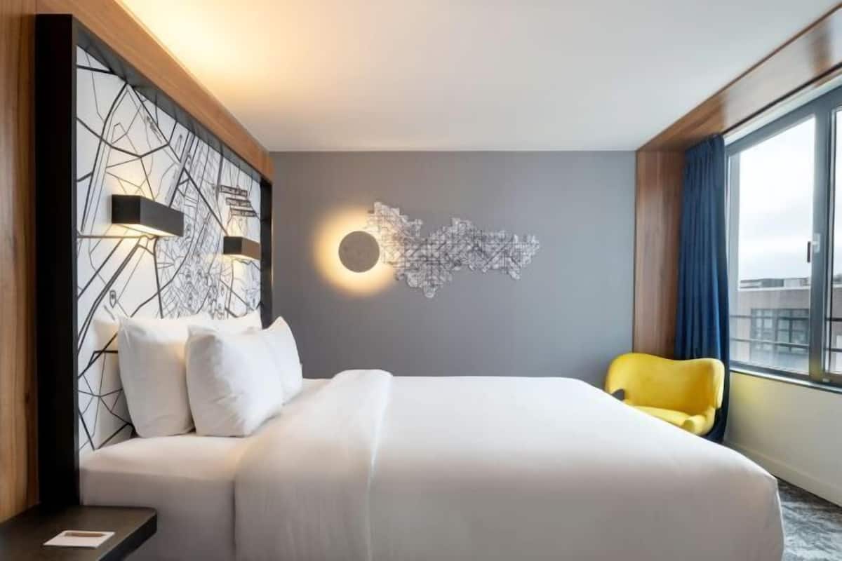 Premium bedding, in-room safe, desk, blackout curtains