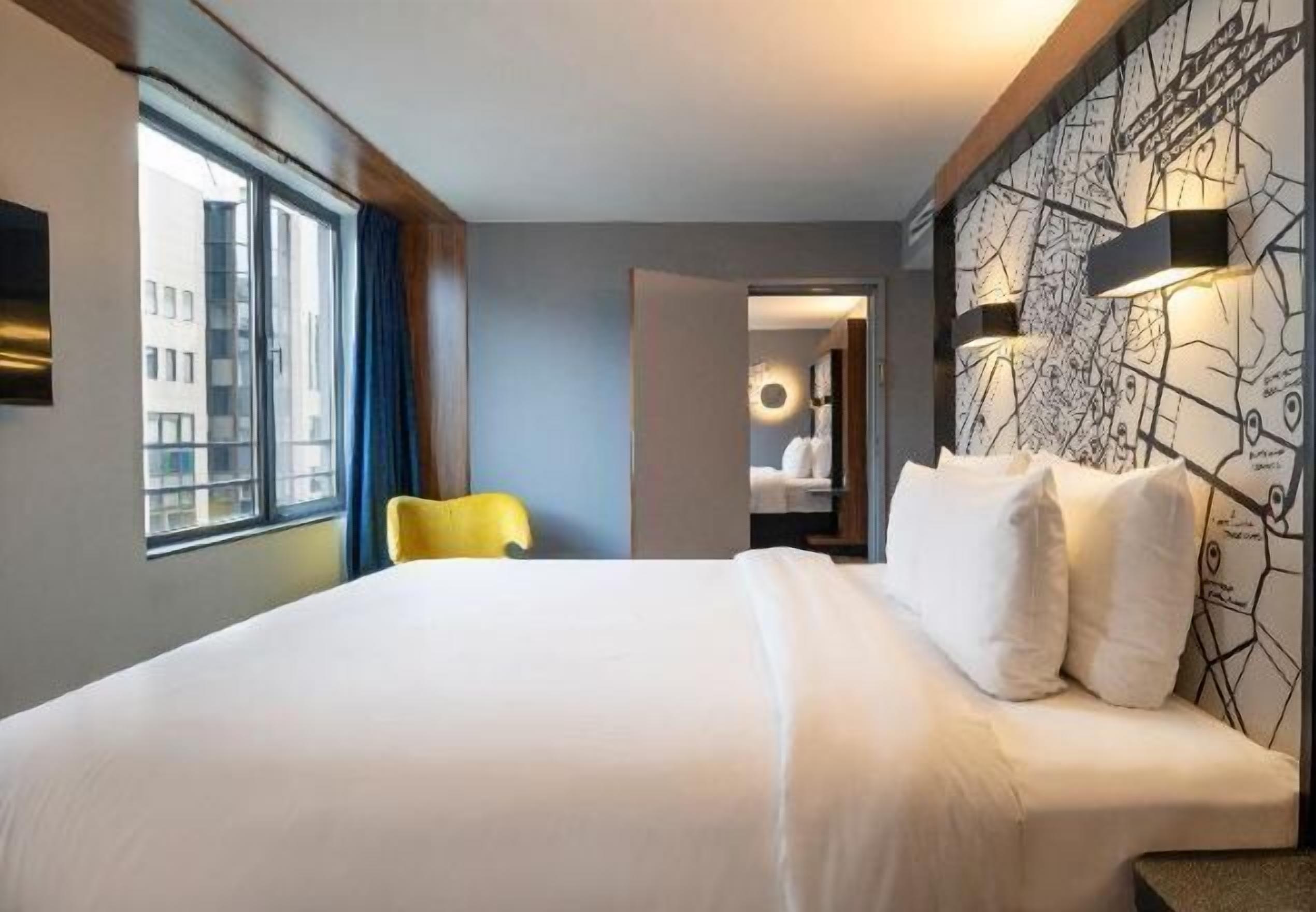 Literie de qualité, coffre-fort, bureau, rideaux d’obscurcissement