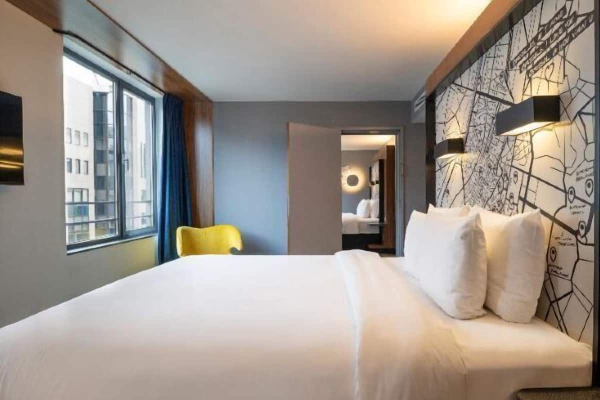 Ropa de cama de alta calidad y caja de seguridad en la habitación