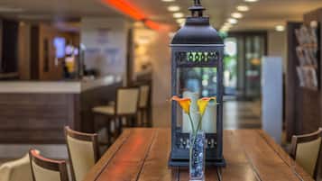 Petit déjeuner et dßner servis sur place, spécialités Cuisine anglaise