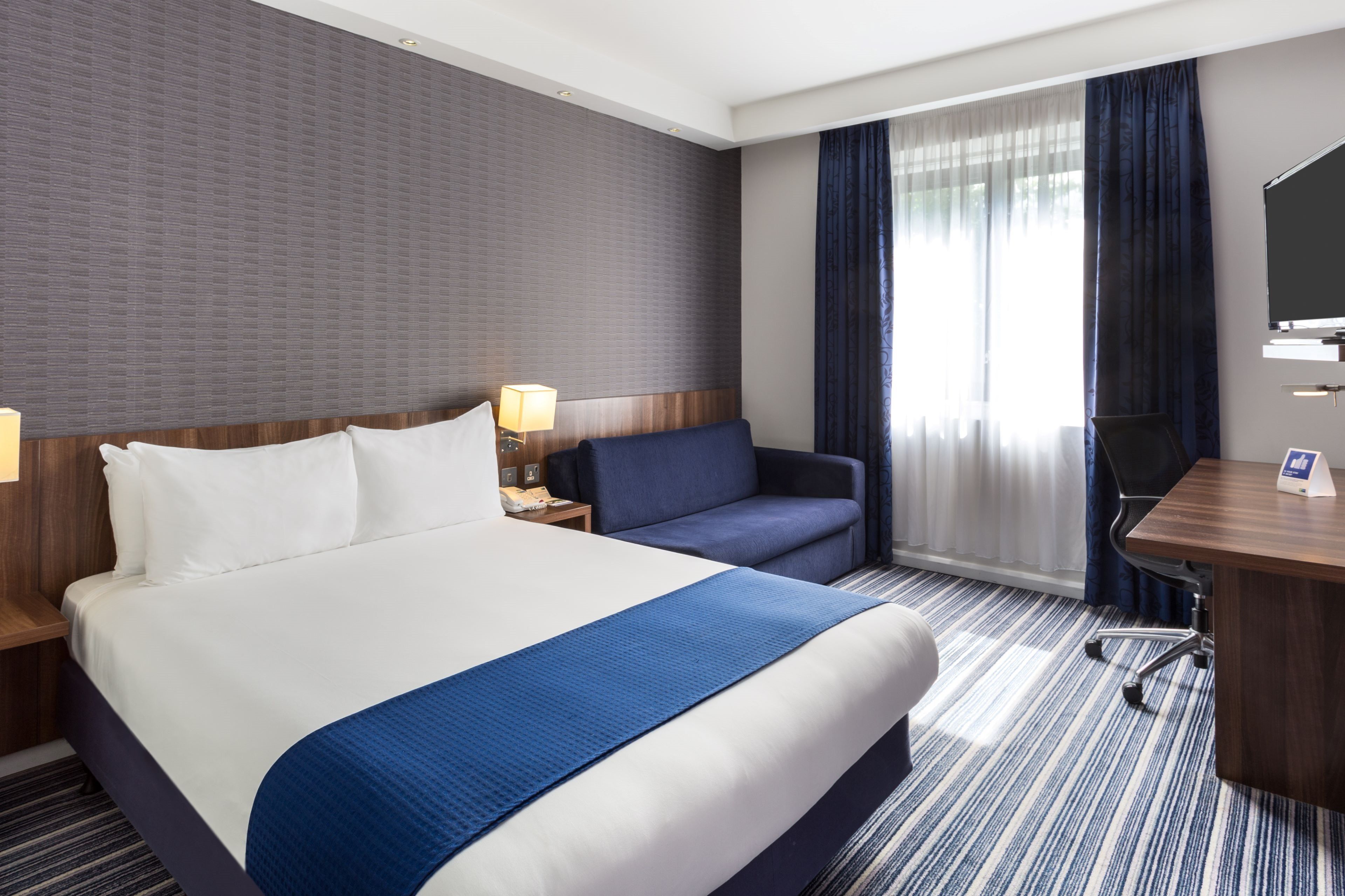 Een kluis op de kamer, een bureau, verduisterende gordijnen