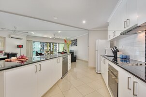 Køleskab/fryser i fuld størrelse, mikrobølgeovn, ovn, kogeplade