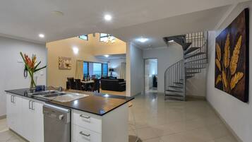 Premium Penthouse, 4 Bedrooms | In-room dining