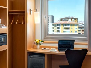 Caja de seguridad en la habitación, escritorio y insonorización 