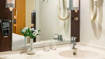 Ducha, artículos de tocador ecológicos, secador de pelo, pantuflas