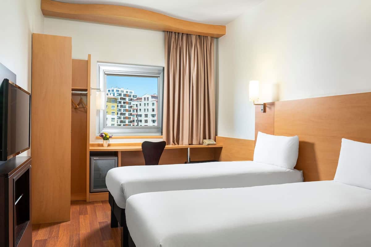 Rom, 2 enkeltsenger | Safe på rommet, skrivebord, lydisolert og strykejern/-brett