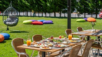 Breakfast, lunch, dinner served; Turkish cuisine