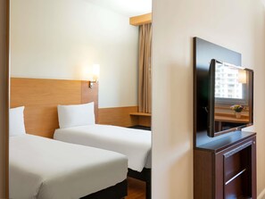 Zimmer, 2 Einzelbetten | Zimmersafe, Schreibtisch, schallisolierte Zimmer, Bügeleisen/Bügelbrett