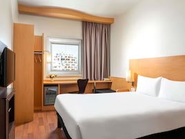 Double Room, 1 Double Bed | In-room safe, desk, soundproofing, iron/ironing board