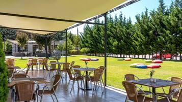 Petit déjeuner et déjeuner servis sur place, spécialités Cuisine turque