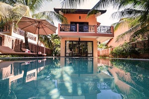 Vila, piscina particular | Camas com colchões pillow-top, frigobar, cofres nos quartos
