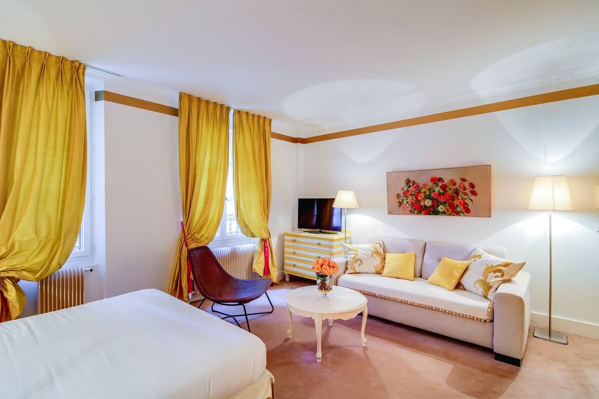 Premium bedding, in-room safe, soundproofing