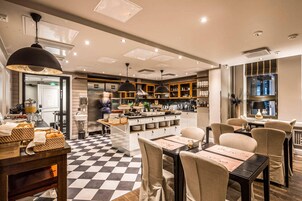 Se ofrece un desayuno bufé todos los días (22 EUR por persona)