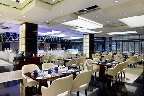 2 restaurants, breakfast, lunch, dinner served; Chinese cuisine 