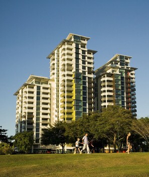 Un immeuble résidentiel de grande hauteur doté de nombreux balcons et de grandes fenêtres.