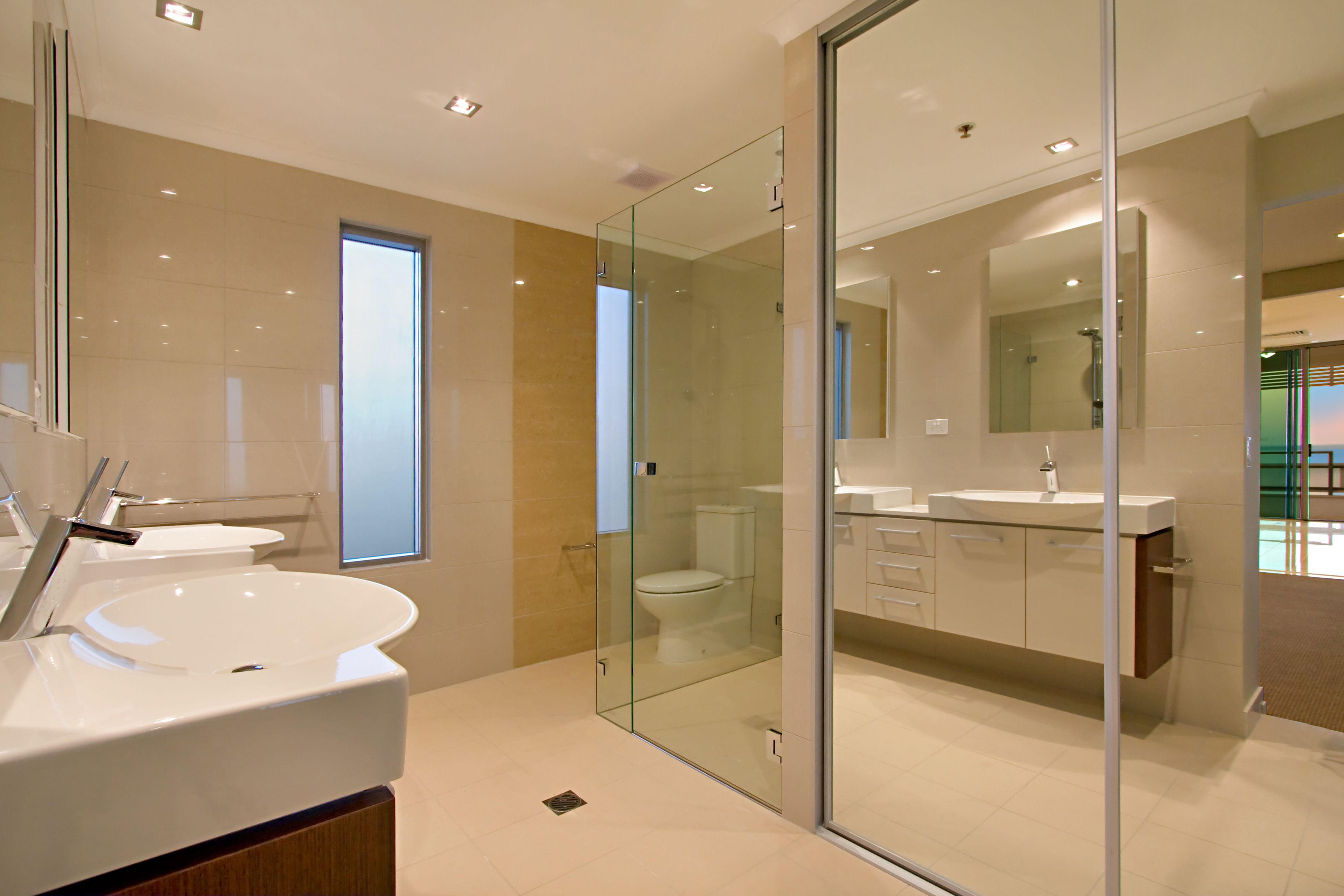 Separate bathtub and shower, free toiletries, towels
