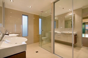 Badewanne und Dusche (separat), kostenlose Toilettenartikel, Handtücher