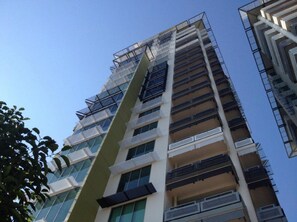 Un immeuble à plusieurs étages doté de balcons, de grandes fenêtres et d’une architecture moderne.