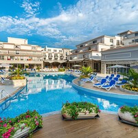 Una piscina techada, una piscina al aire libre