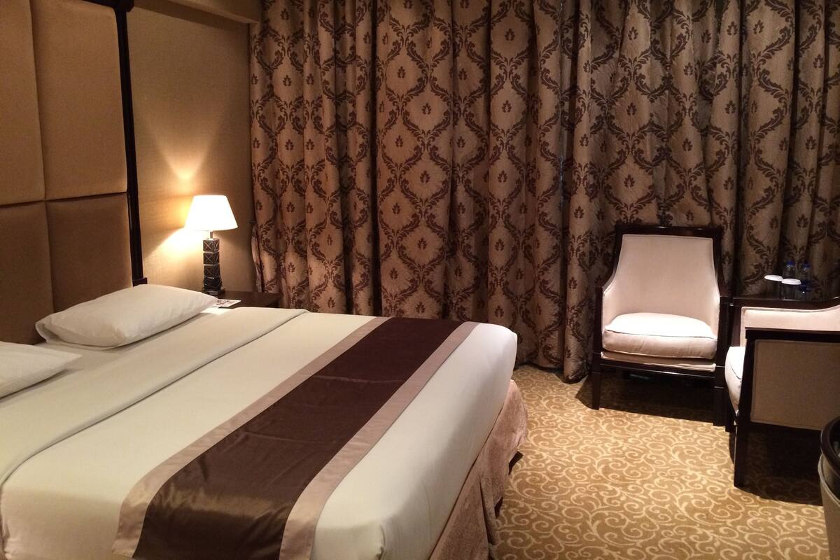 Ropa de cama de alta calidad, colchones con pillow-top y minibar