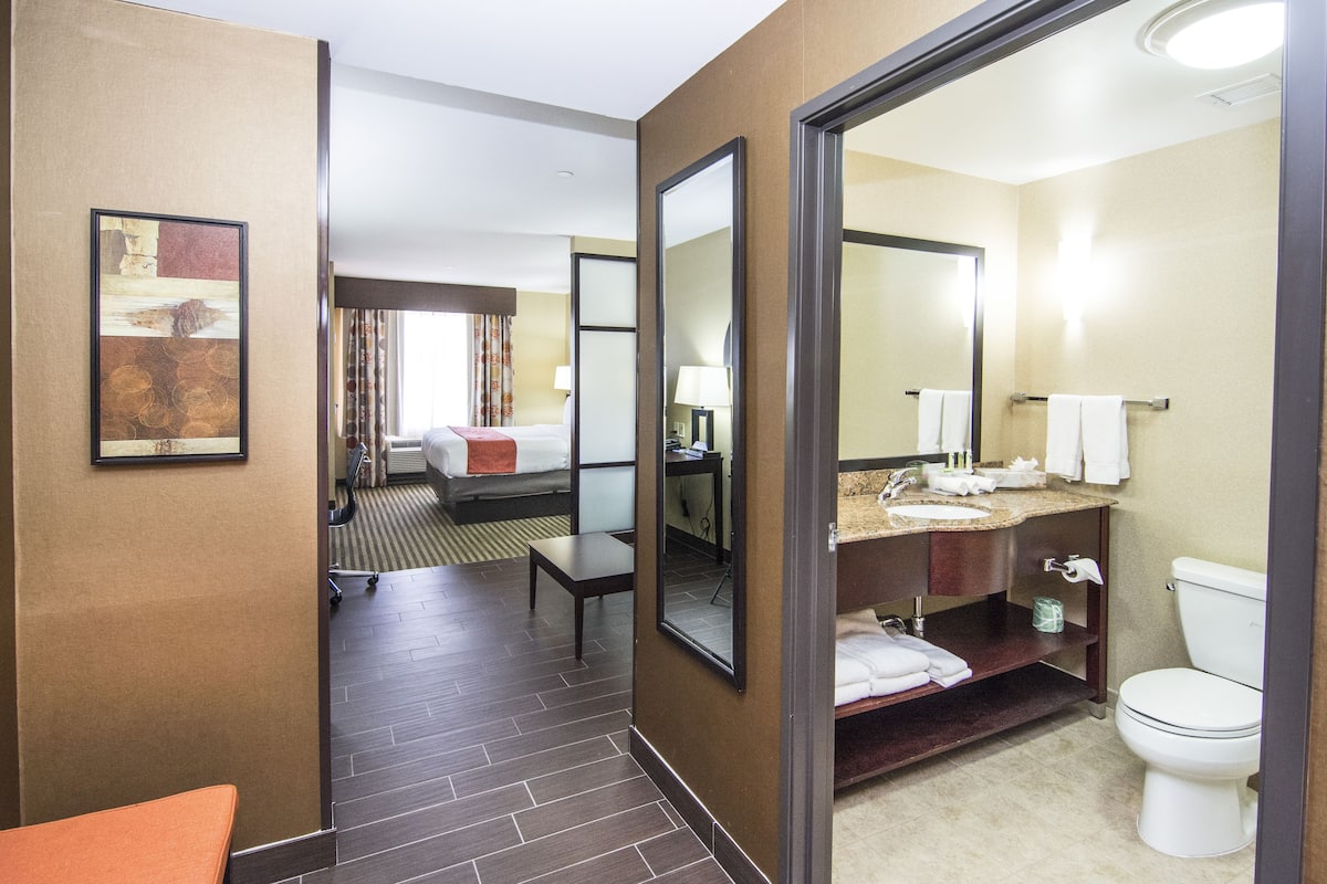 デスク、アイロン / アイロン台、ベビーベッド (無料)、WiFi (無料)