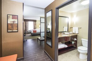 Desk, iron/ironing board, free cribs/infant beds, free WiFi - Holiday Inn Express & Suites Elkton - University Area by IHG (Elkton)