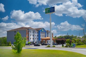 A Holiday Inn Express & Suites hotel with a clear blue sky and clouds. - Holiday Inn Express & Suites Elkton - University Area by IHG (Elkton)
