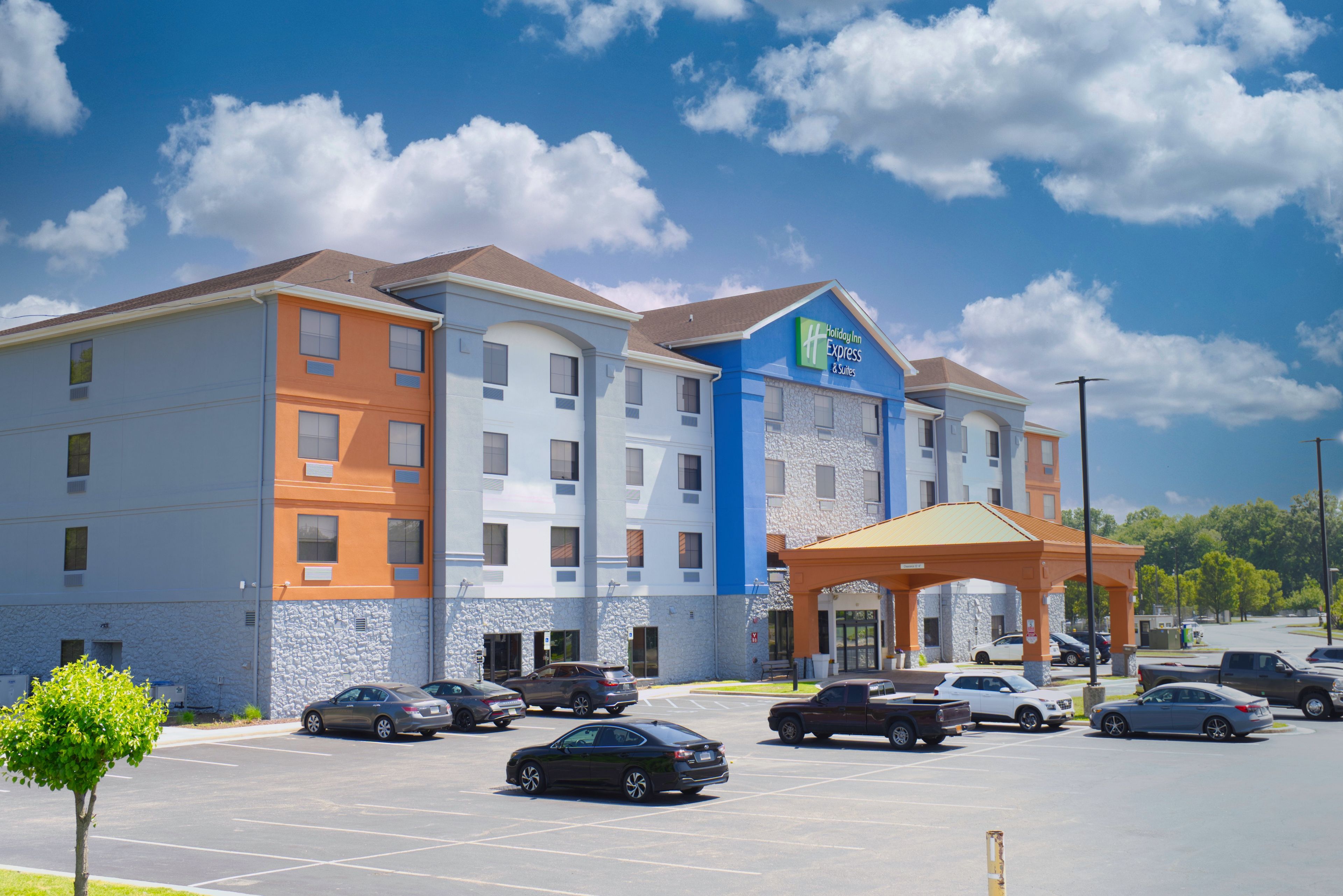 Un hôtel Holiday Inn Express à plusieurs étages, avec un parking situé devant.