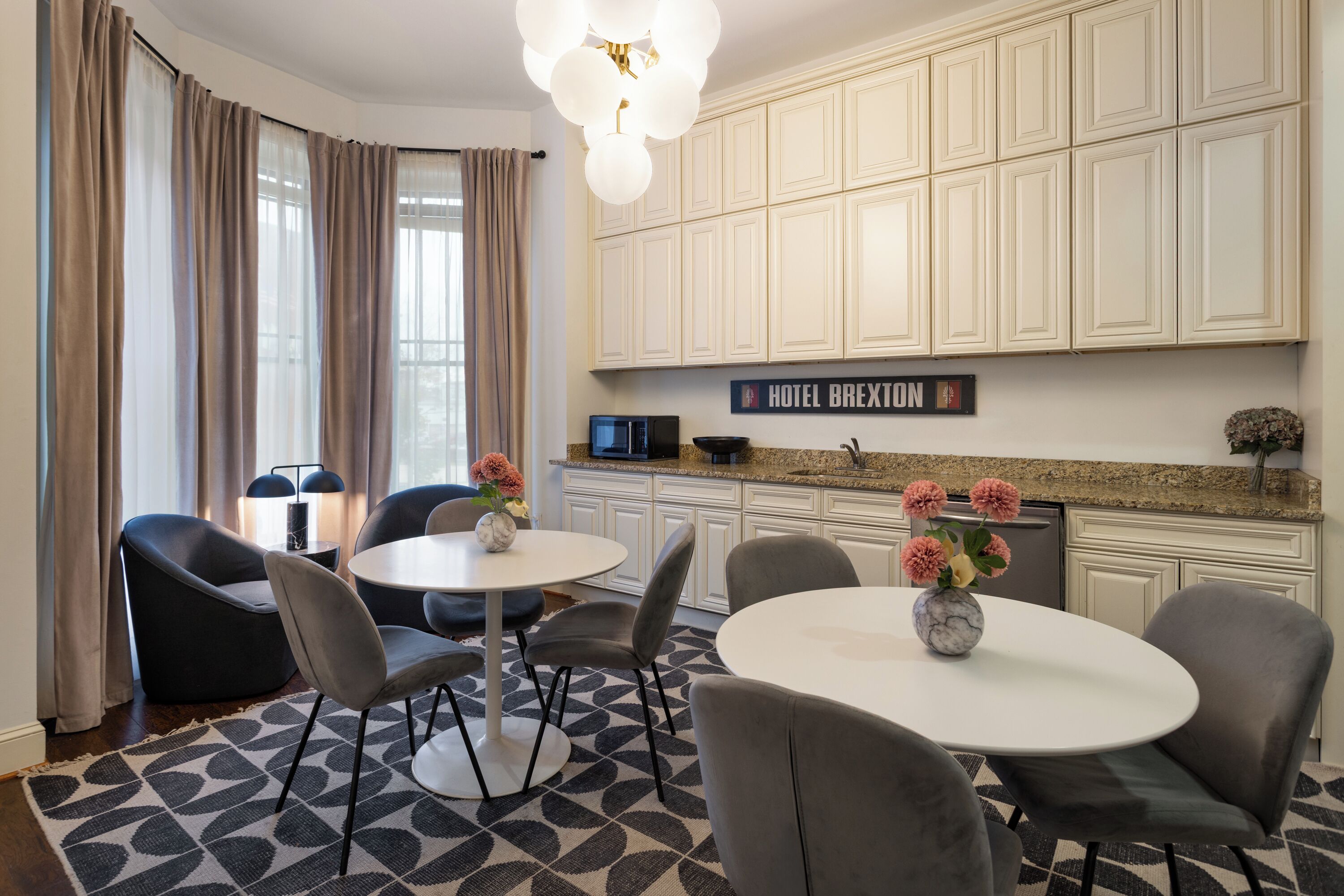 朝食 (コンチネンタル ブレックファスト)、毎日提供 (無料)