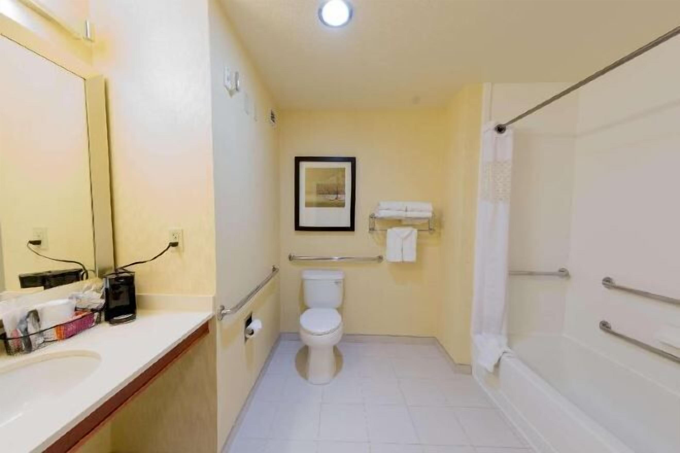 Kombinert dusj/badekar, toalettartikler (inkludert) og hårføner