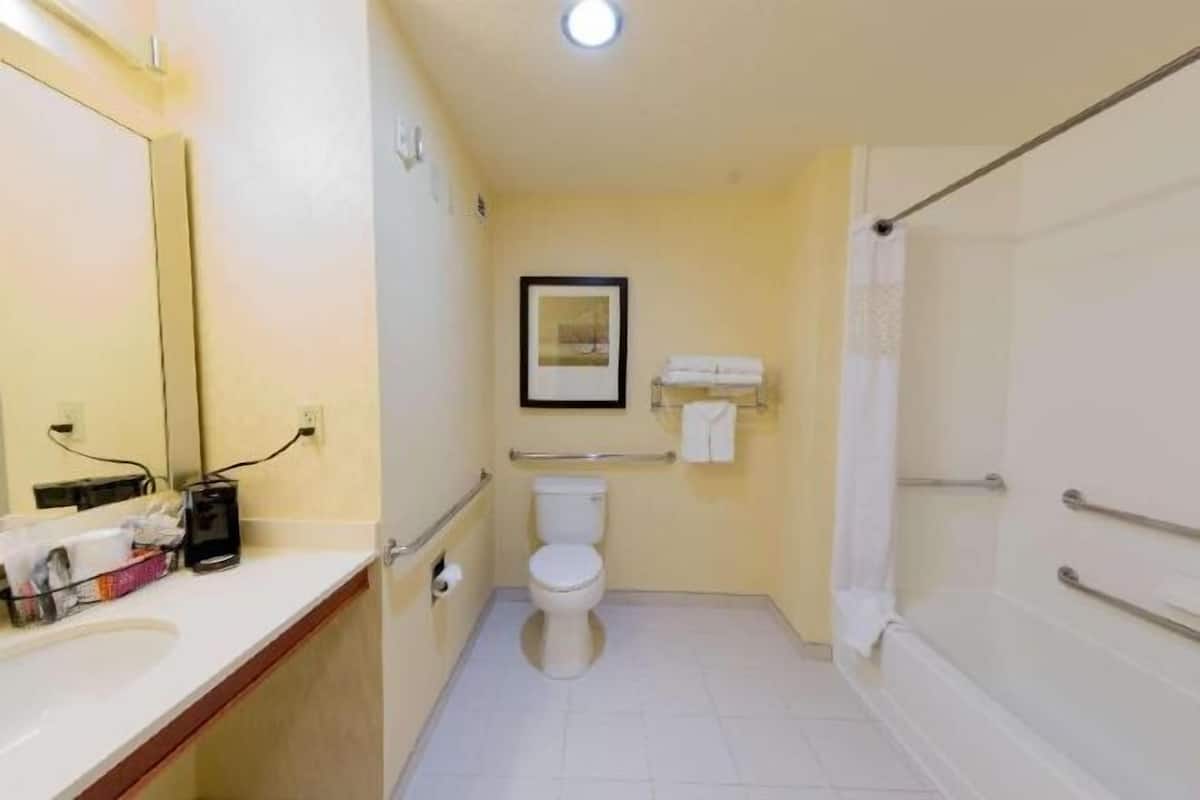 Kombinert dusj/badekar, toalettartikler (inkludert) og hårføner