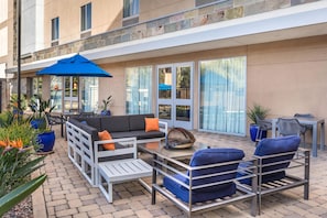 An outdoor seating area with a sofa, chairs, and a table. - Hampton Inn & Suites Riverside/Corona East (Riverside)