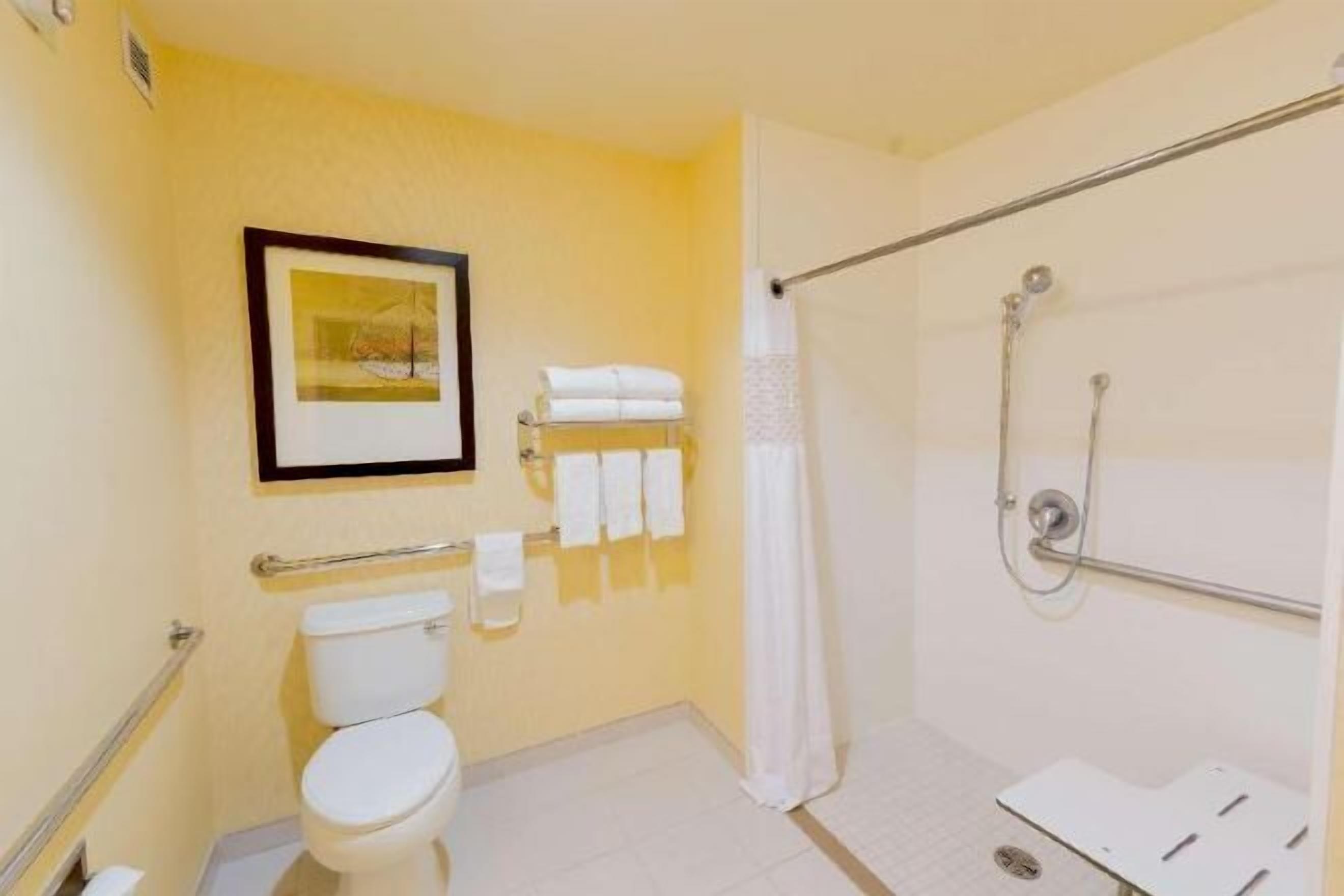 Bad | Kombinert dusj/badekar, toalettartikler (inkludert) og hårføner