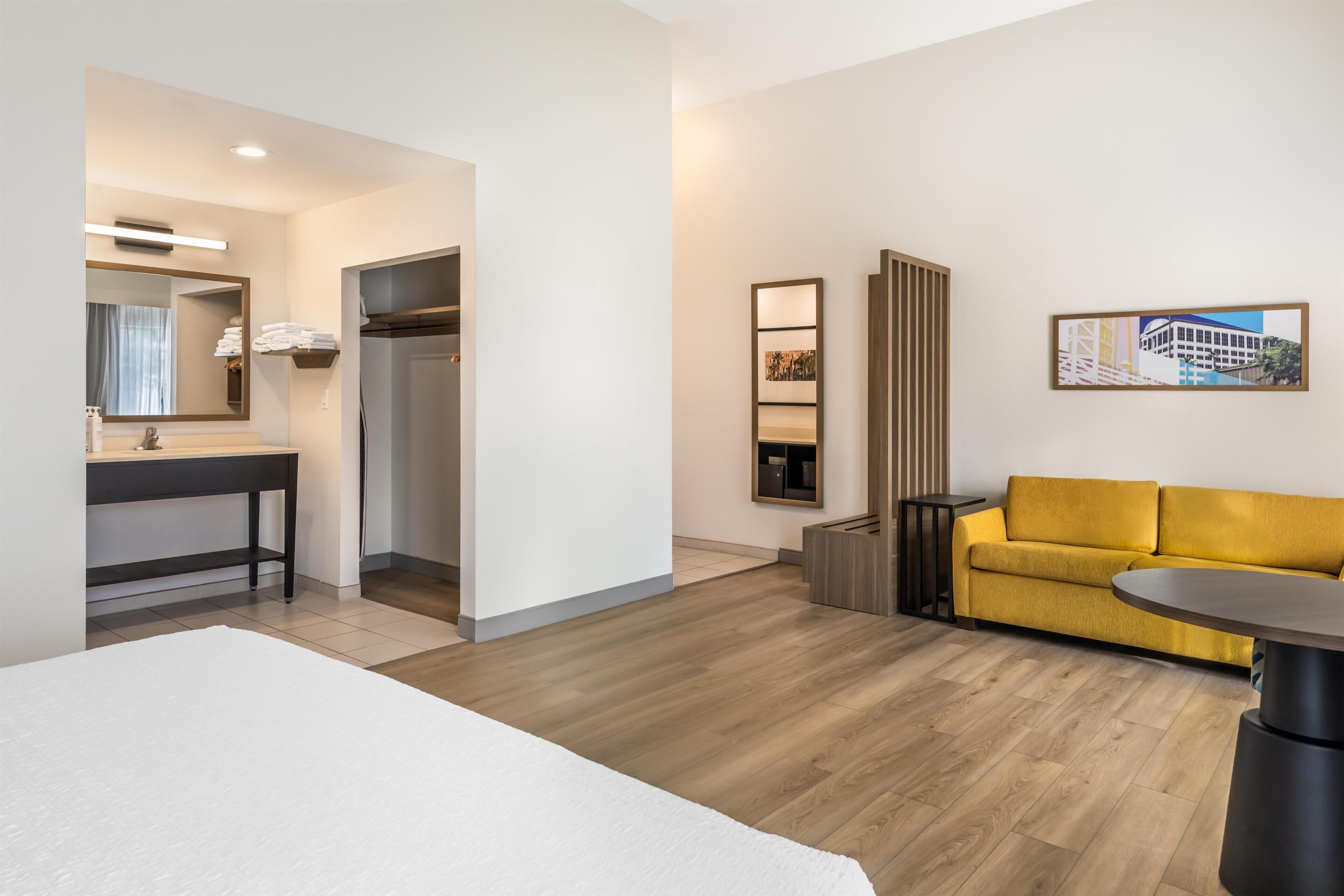 Studiosuite, 1 kingsize-seng, kjøleskap og mikrobølgeovn | Oppholdsområde | En 32-tommers LCD-TV med Parabol-TV samt TV