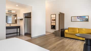 Studiosviitti, 1 suuri parisänky, jääkaappi ja mikroaaltouuni | Oleskelualue | 32–tuumainen LCD-televisio, jossa satelliittikanavat