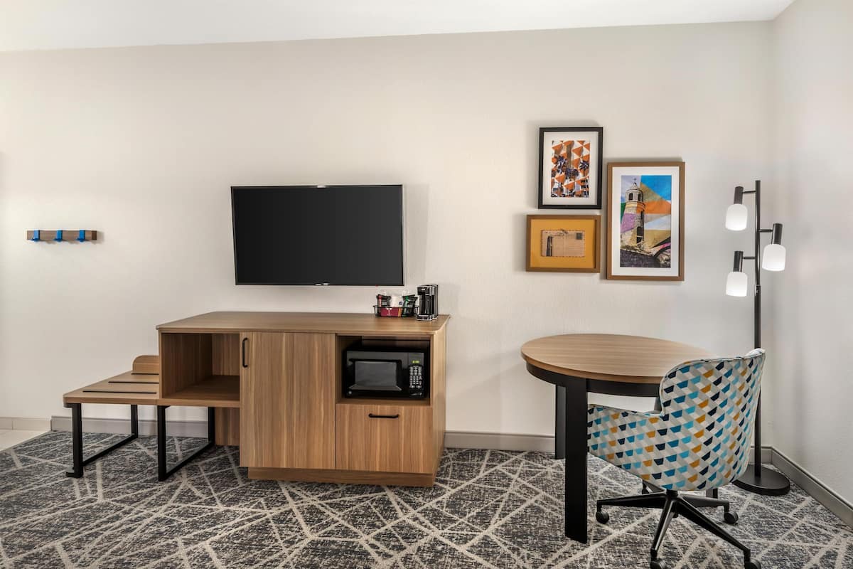 룸, 킹사이즈침대 1개, 장애인 지원, 금연 | 고급 침구, 오리/거위털 이불, 암막 커튼, 다리미/다리미판