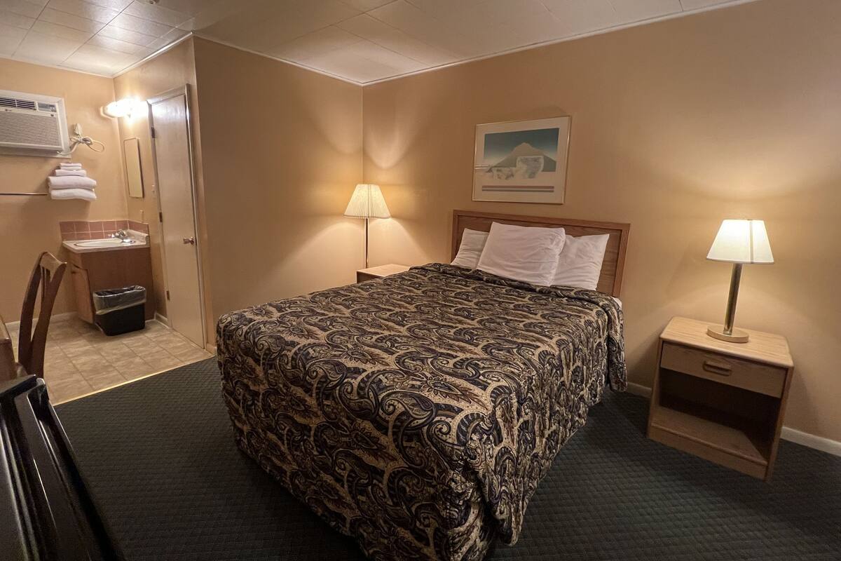 One queen bed non smoking | Iron/ironing board, free WiFi, bed sheets, alarm clocks