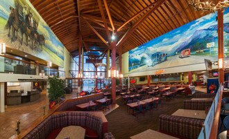 供应早餐、午餐和晚餐