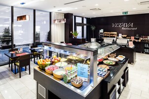 Serveert ontbijt, lunch en diner