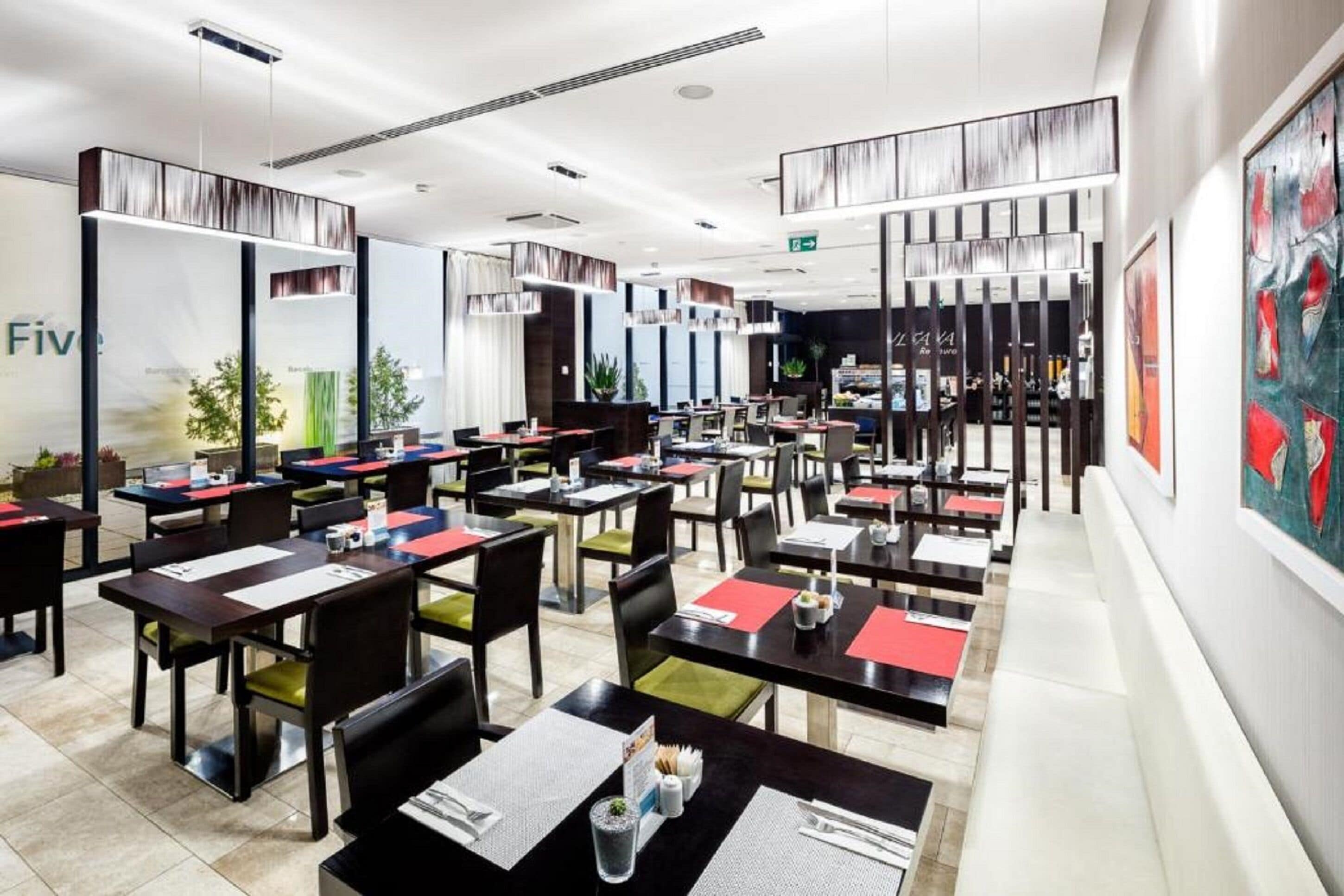 بوفيه فطور يوميًا بتكلفة قدرها (18 EUR للشخص)