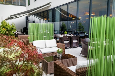 Exterior. Occidental Praha Five