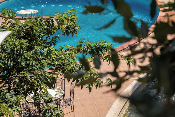 Piscine extérieure, parasols de plage, chaises longues