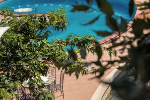 Piscina externa, guarda-sóis, espreguiçadeiras