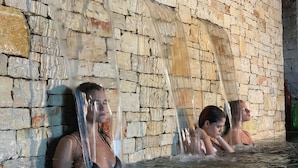 Pared de piedra con una fuente de agua.